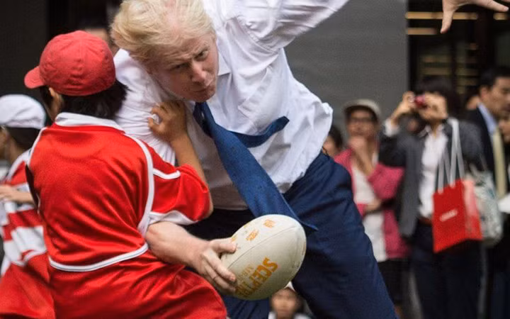 Ông Boris Johnson, lúc ấy là Thị trưởng London, mà vẫn bị một cầu thủ nhí hạ đo ván.