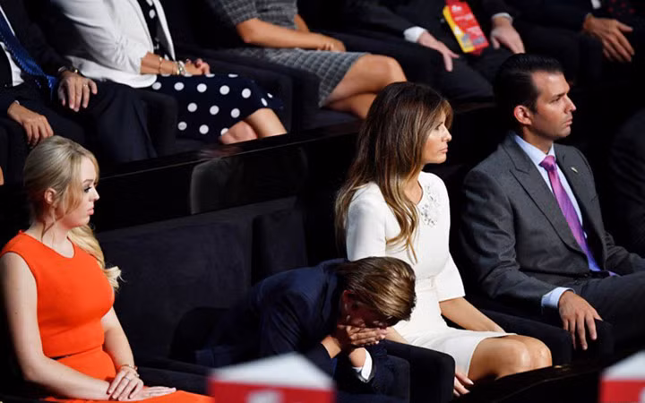 Tổng thống Mỹ Donald Trump cũng đôi lúc khó xử vì "cậu ấm" Barron Trump tỏ ra mệt mỏi trong các buổi nói chuyện của ông.