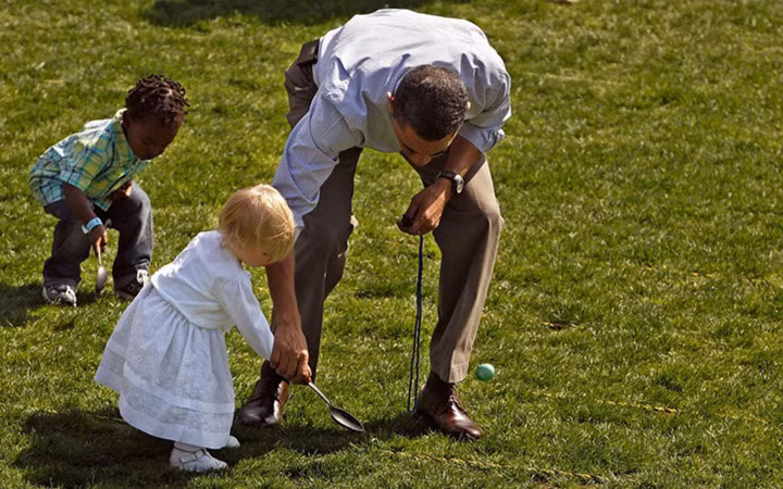 Ông không hề lúng túng ngay cả với những em bé rất nhỏ tuổi.