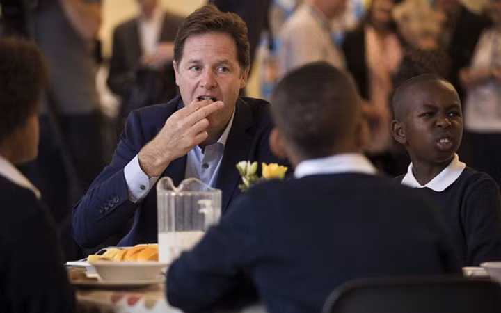 Nghị sỹ đảng Dân chủ Tự do của Anh Nick Clegg bỗng biễn thành "cậu bé bị cô lập" trong bữa ăn trưa ở trường.