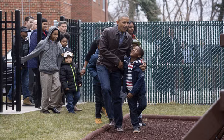 Trong số các chính trị gia, cựu Tổng thống Mỹ Barack Obama được cho là người dễ gần với trẻ nhỏ nhất. Ông ngay lập tức hòa đồng với các em trong lễ khai trương một sân chơi mang tên con gái mình.