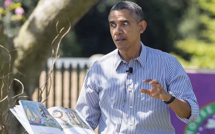 Cựu Tổng thống Mỹ rất nhập tâm khi kể chuyện cho các em nhỏ.(Nguồn ảnh: BBC)