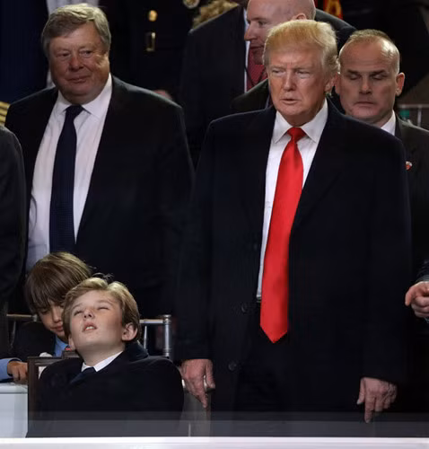 Và cậu thường xuyên như thế! Barron thậm chí hồn nhiên ngủ gật trong sự kiện quan trọng của bố.