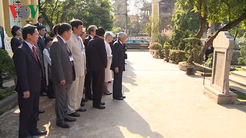 Nha vua va Hoang hau Nhat Ban cam kich tinh cam nguoi Hue-Hinh-2