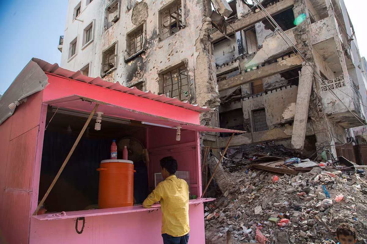 Tại các khu Crater và Mualla của thành phố cảng Aden, nhiều tòa nhà bị tàn phá nặng nề trong chiến tranh.