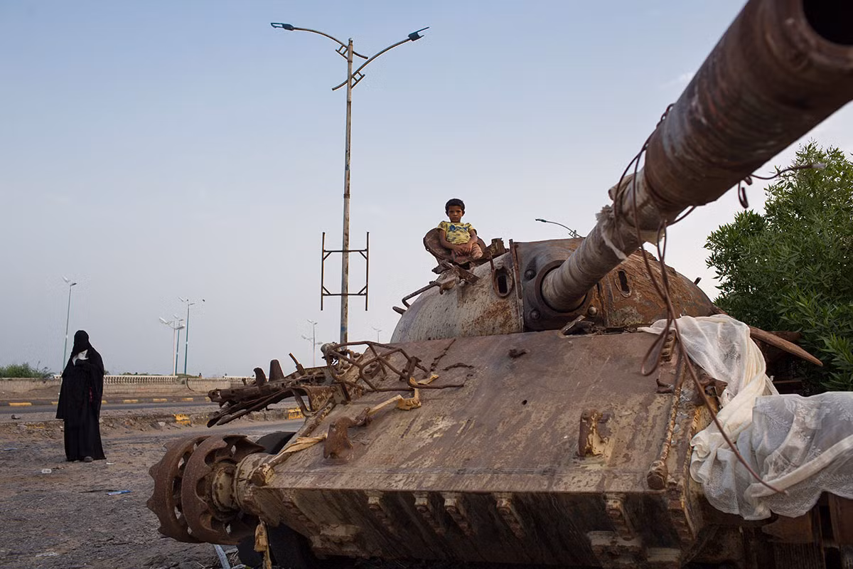 Xe tăng của phe nổi dậy Houthi chắn ngang một con đường ở Yemen.