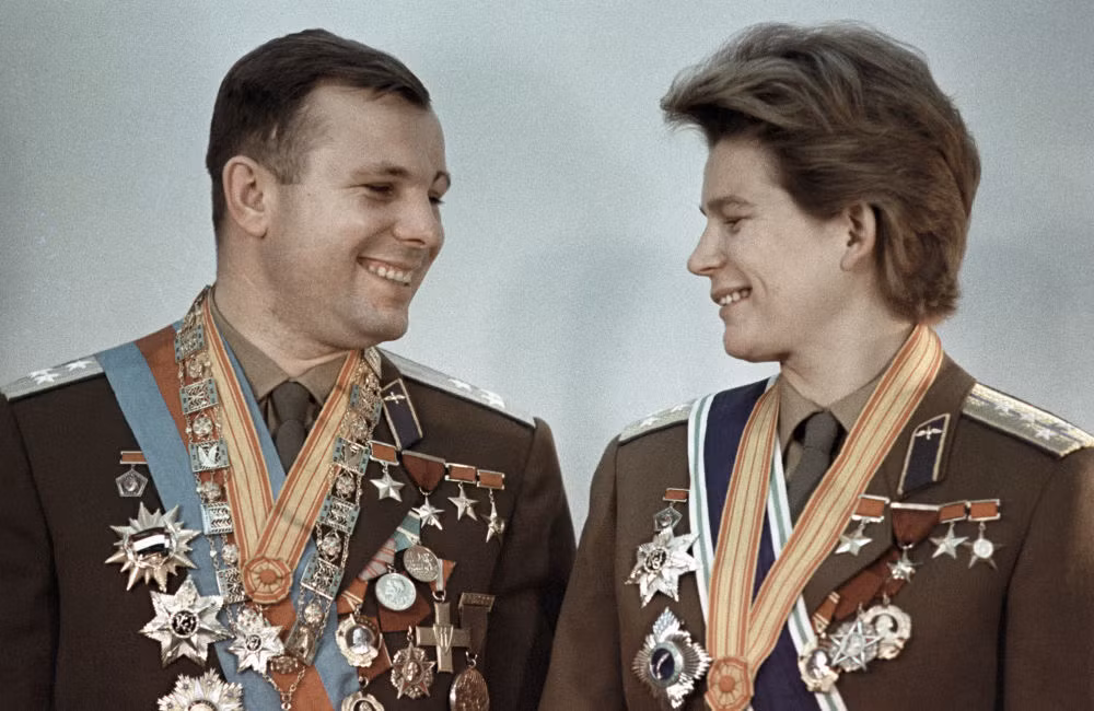Những người anh hùng của Liên Xô – nhà du hành vũ trụ Yuri Gagarin và Valentina Tereshkova.
