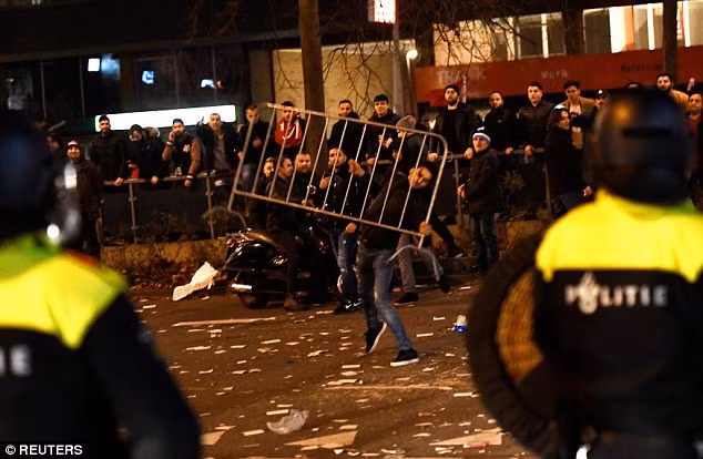 Cảnh sát chống bạo động Hà Lan đã sử dụng hơi cay và vòi rồng để trấn áp đám đông.