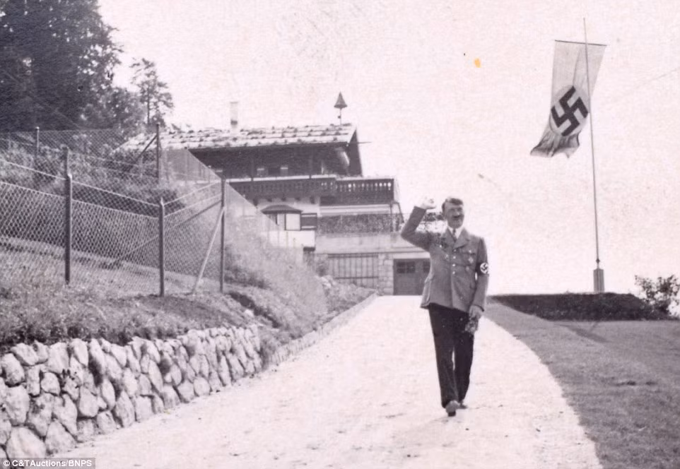 Trùm phát xít Hitler giơ tay chào bên ngoài trụ sở Berghof – tòa nhà được xây dựng hồi đầu thế kỷ 20. Nơi này được Hilter sử dụng như là một căn cứ.