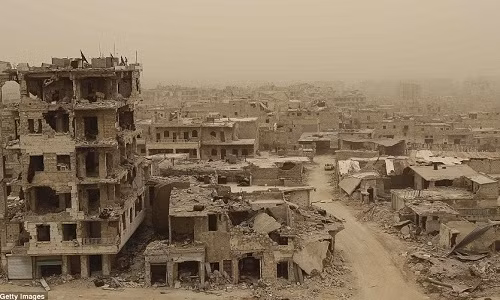 Daily Mail đưa tin, ngày 10/3, một trận bão cát tấn công Aleppo khiến nhiều khu dân cư từng nằm dưới quyền kiểm soát dưới tay phiến quân IS trong thành phố này càng trở nên tiêu điều hơn.