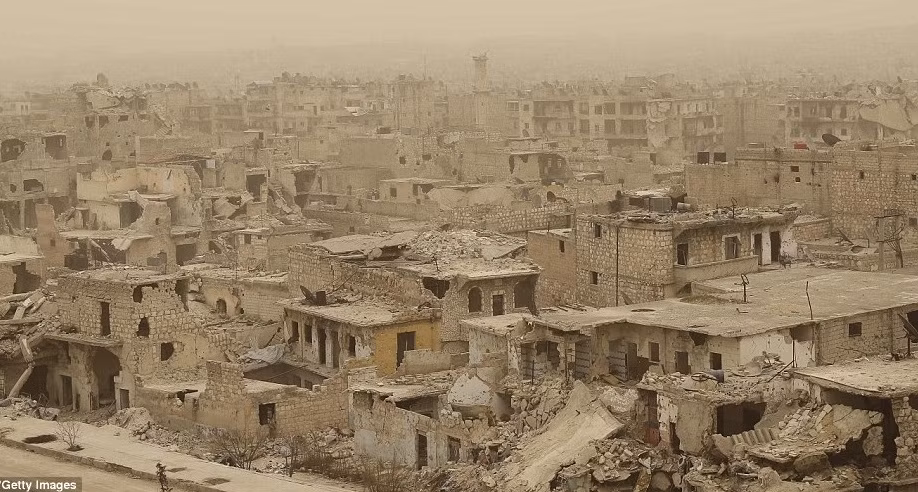 Những tòa nhà đổ nát ở khu Karm al-Jabal, thành phố Aleppo, bị bao phủ bởi lớp cát bụi.