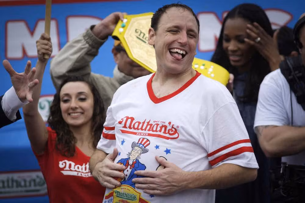Ngày 5/10/2013, Joey Chestnut khiến mọi người kinh ngạc khi có thể ăn hết 141 quả trứng luộc trong vòng 8 phút.