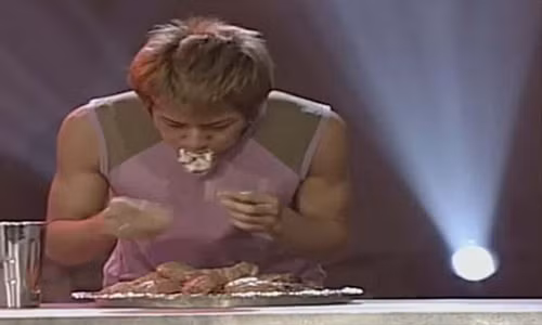 Năm 2014, Takeru Kobyashi lập kỷ lục ăn uống khi có thể ăn tới 9 kg óc bò sống chỉ trong vòng 15 phút.