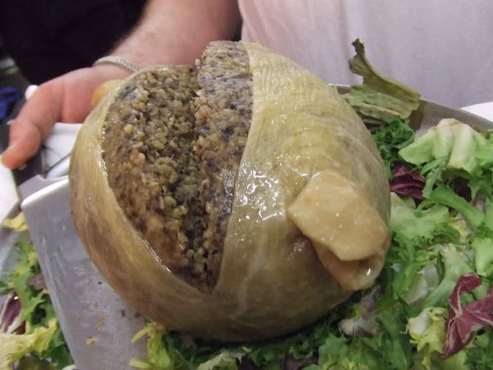 Ngày 8/10/2008, Eric Livingston ăn hết 3,6 kg Haggis, một món ăn được chế biến từ nội tạng cừu nấu theo cách truyền thống và được nhồi trong dạ dày của cừu.