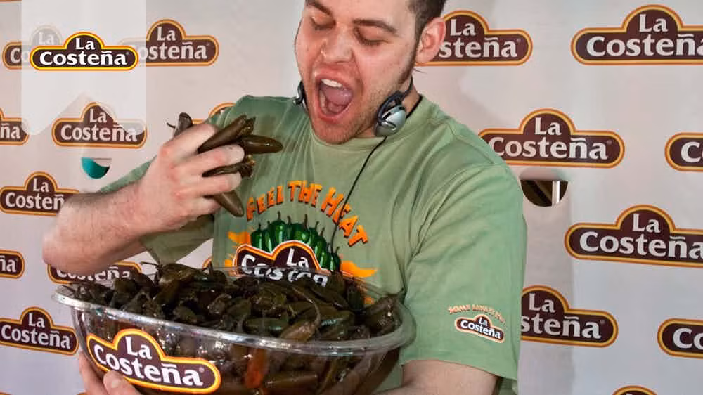 Trong một cuộc thi ăn uống vào ngày 1/5/2011, Patrick Bertoletti gây ấn tượng khi ăn hết 275 quả ớt cay xé họng jalapeños trong vòng 8 phút.