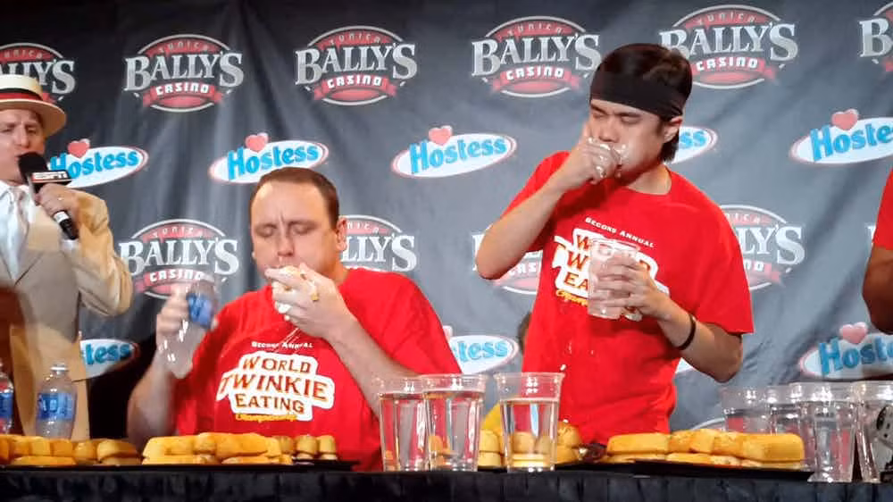 Năm 2013, Joey Chestnut lập kỷ lục ăn hết toàn bộ 121 chiếc bánh twinkies chỉ trong vòng 6 phút.