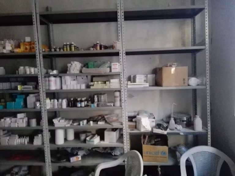 Những kệ thuốc men trong căn cứ bí mật dưới lòng đất.