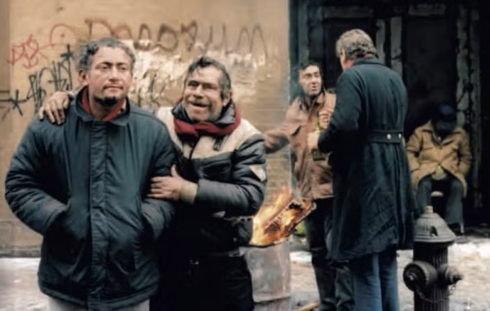 Những người đàn ông đốt lửa sưởi ấm ở khu Manhattan năm 1982. (Nguồn ảnh: ATI)