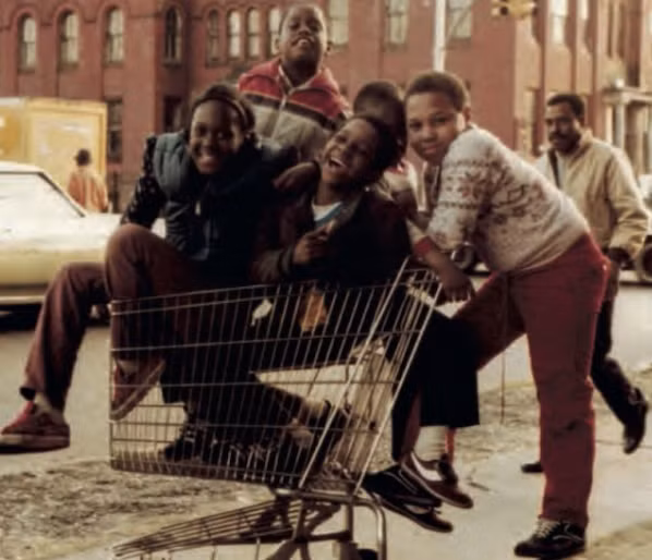 Nụ cười vô lo vô nghĩ của những em nhỏ ở Brooklyn năm 1980.