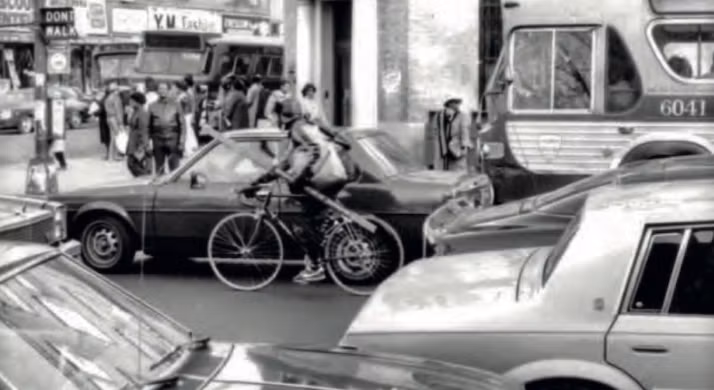 Khu Brooklyn đông đúc xe cộ năm 1980.