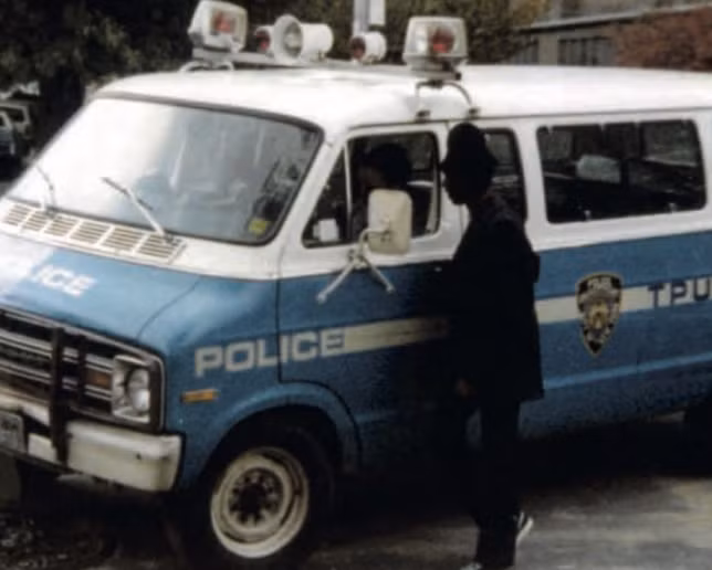 Cảnh sát “hỏi thăm” một sinh viên ở Brooklyn năm 1980.