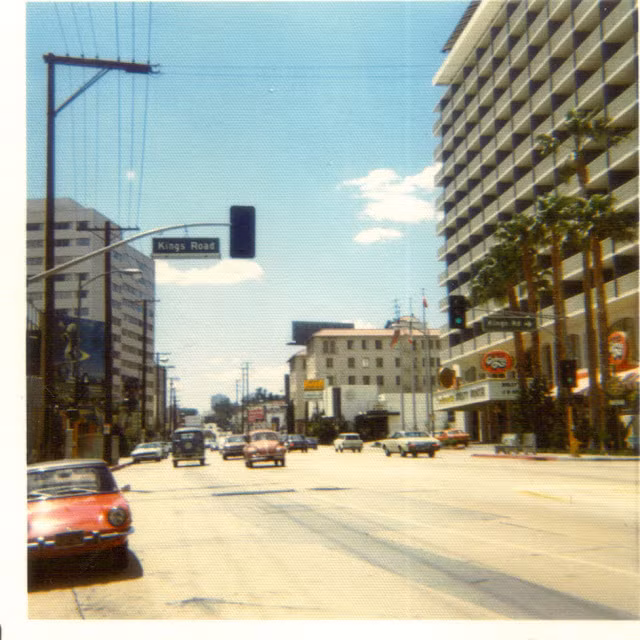 Những chiếc ô tô lưu thông trên đường ở thành phố West Hollywood, bang California, cách đây hàng chục năm về trước.