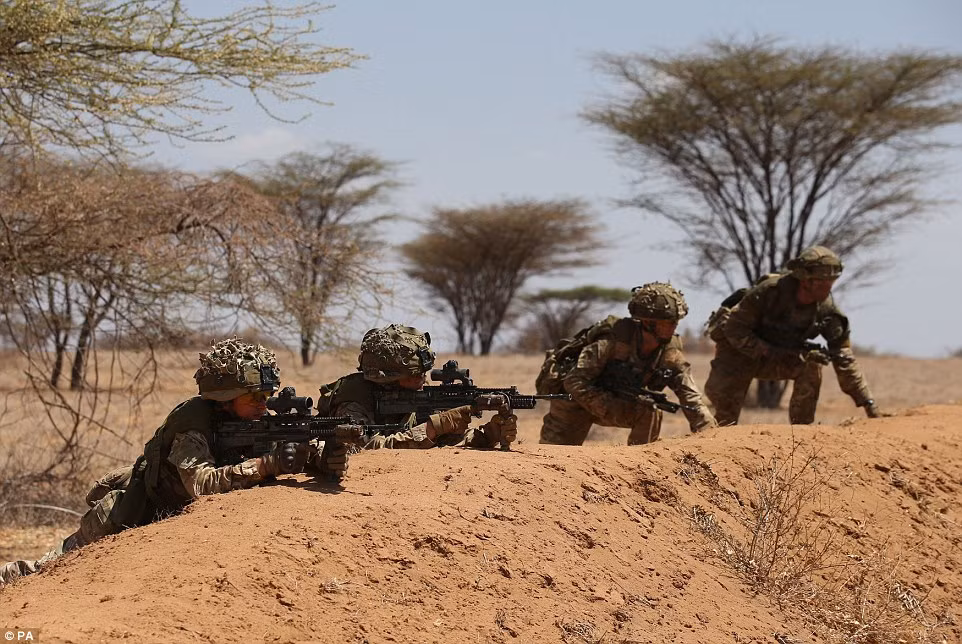 Hàng trăm binh sĩ Anh khổ luyện ở vùng đất khô cằn dưới tiết trời nắng nóng 40 độ C tại Kenya.