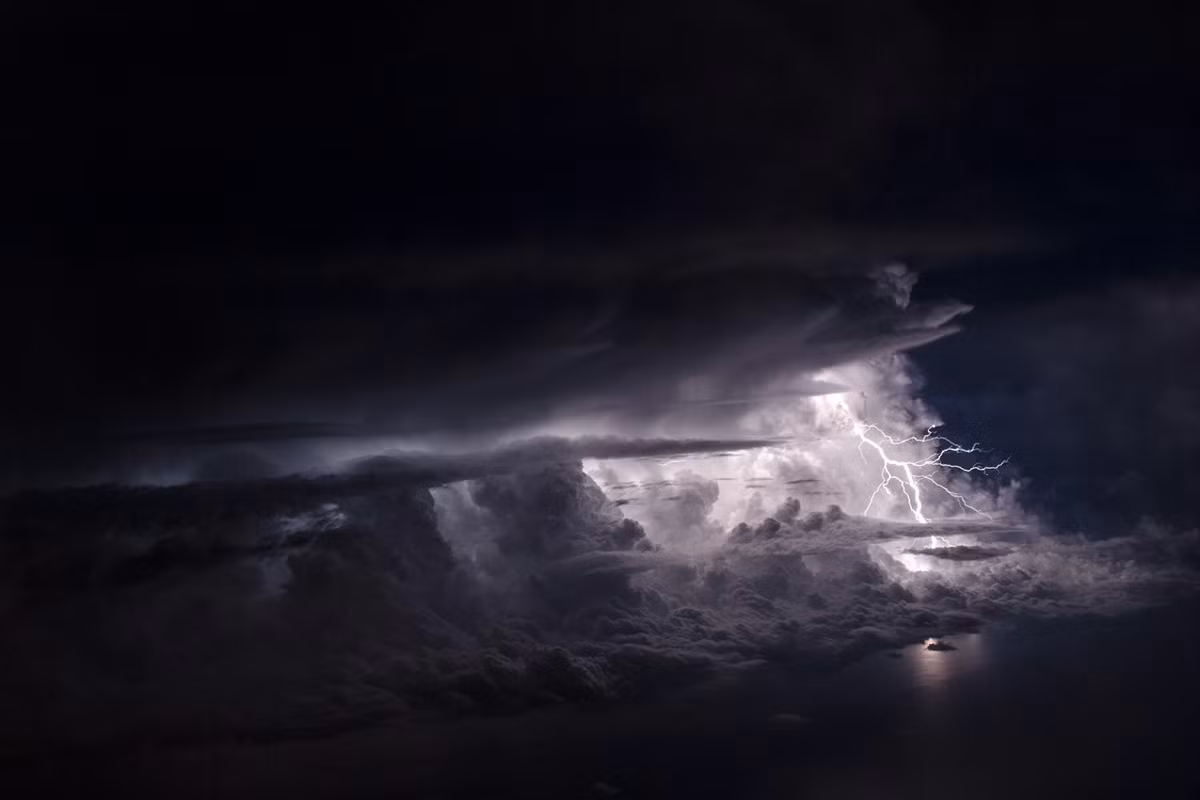 Khoảnh khắc ấn tượng về hiện tượng thiên nhiên ở Nga được nhiếp ảnh gia Lina Samoukova ghi lại.