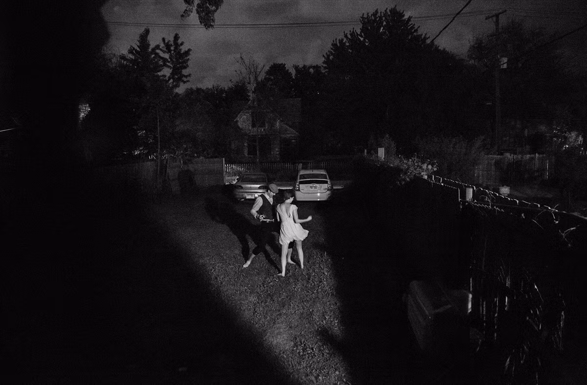 Một cặp đôi nhảy ở sân sau nhà ở khu West Village, Detroit. Bức ảnh có tên "Last Dance" (Tạm dịch: Bước nhảy cuối cùng) do nhiếp ảnh gia Amy Sacka ghi lại.