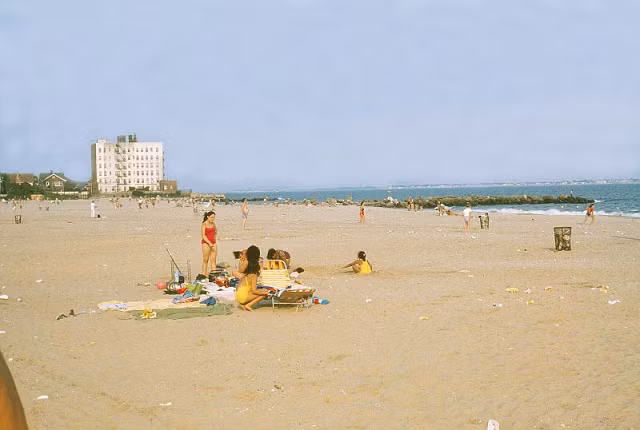 …hay đi tắm biển.