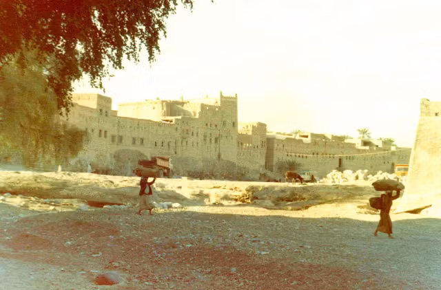 Người dân đi qua con đường đất sỏi trong một ngày nắng nóng.