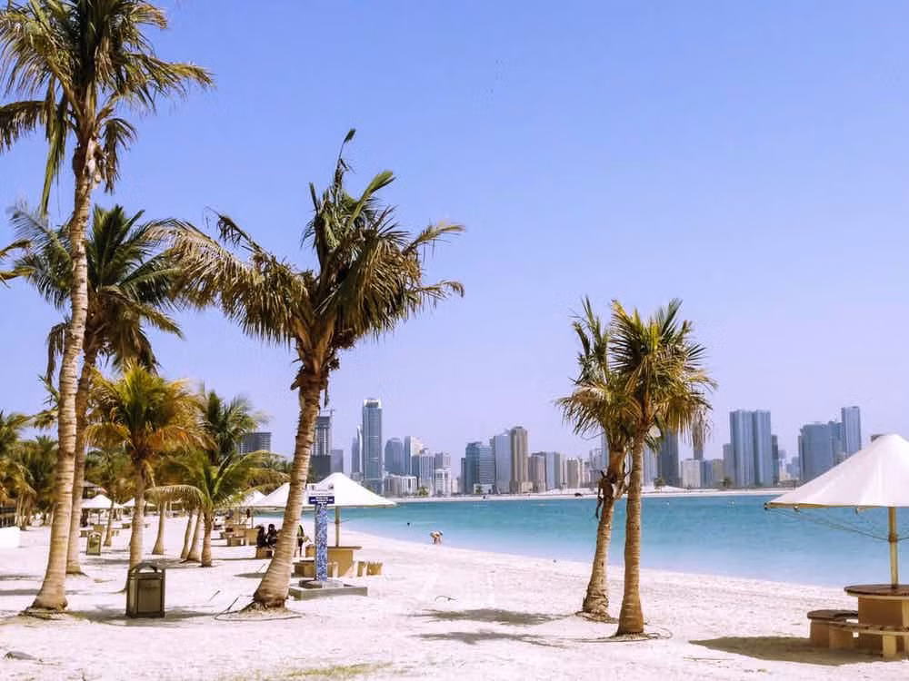 Công viên Al Mamzar có bãi biển cát trắng và làn nước trong xanh là một trong những địa điểm du lịch phổ biến nhất ở Dubai.