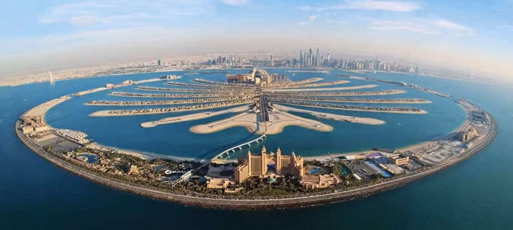 Đảo nhân tạo Palm Jumeirah ở Dubai. Quá trình xây dựng hòn đảo này bắt đầu vào tháng 6/2001 và hoàn thành vào tháng 10/2008. Được biết, hầu hết các khách sạng sang trọng ở Dubai đều tập trung ở đảo Palm Jumeirah.