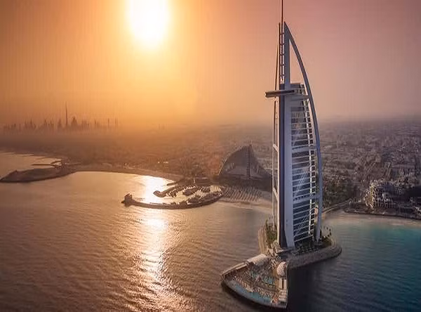 Burj Al Arab là một khách sạn hạng sang ở thành phố Dubai. Đây là khách sạn cao thứ ba ở UAE và có tổng cộng 202 phòng. (Nguồn ảnh: The Richest)