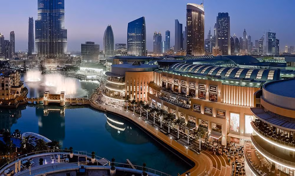 Trung tâm mua sắm Dubai Mall ở Dubai là một trong những trung tâm mua sắm lớn nhất thế giới. Bên trong trung tâm này có cả các công viên theo chủ đề và sân trượt băng,...