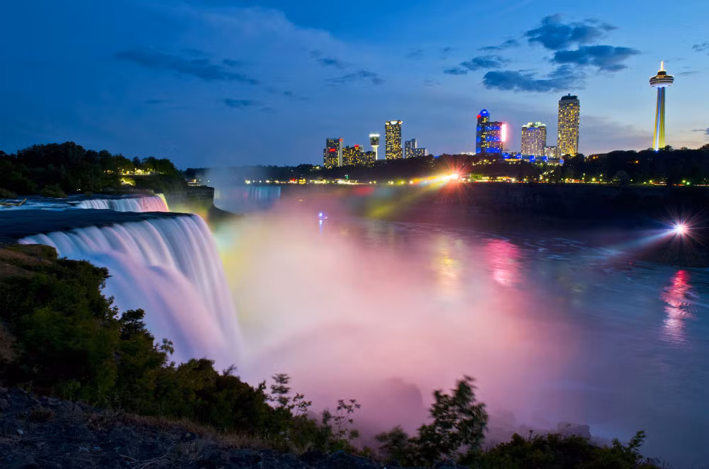 Thác Niagara lừng danh trên biên giới Mỹ-Canada. Khối lượng nước rơi từ độ cao 53 mét xuống là 5700 mét khối/giây.