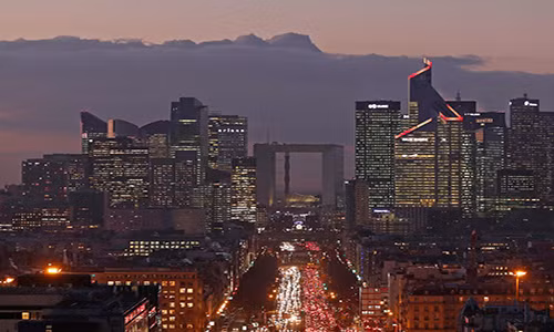 Với GDP bình quân đầu người là 42.384 USD, Pháp là một trong những nền kinh tế lớn nhất Châu Âu và là một trong những quốc gia xuất khẩu vũ khí hàng đầu thế giới.