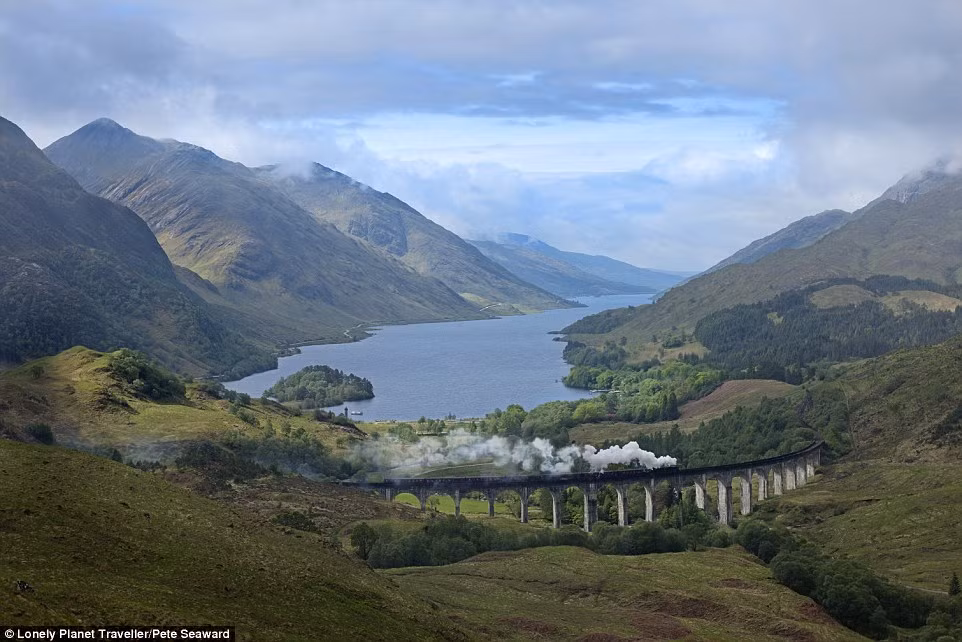 Trên chuyến tàu Hogwart's Express ở Anh, du khách sẽ được chiêm ngưỡng phong cảnh tuyệt đẹp.