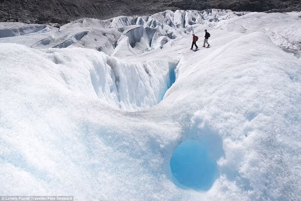 Đi bộ trên sông băng Alpine Glacier, Thụy Sĩ.