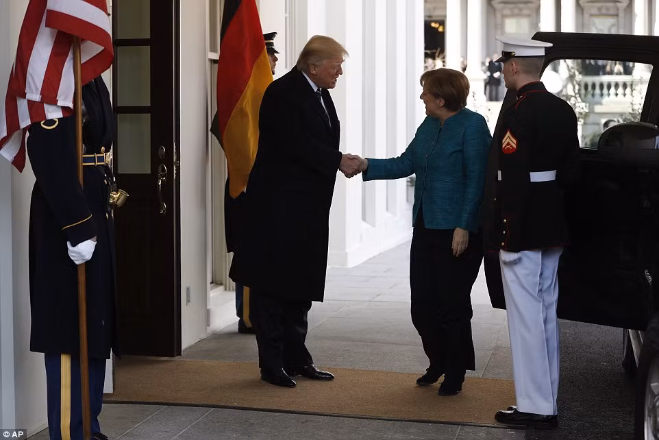 Hai nhà lãnh đạo Mỹ-Đức bắt tay nhau khi bà Merkel đến Nhà Trắng.