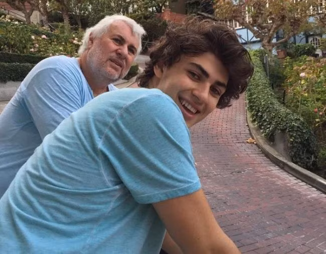 Sergey Sarkisov Jr. là con trai của doanh nhân Sergey Sarkisov - nhà sáng lập công ty bảo hiểm RESO-Garantia.