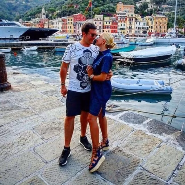 Yusuf bên người vợ tóc vàng xinh đẹp, Alice.