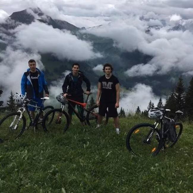 Cậu thiếu gia nhà giàu cùng bạn bè đứng trên dãy núi Alpes.