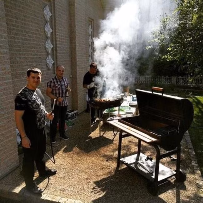 Anh cùng bạn bè tổ chức tiệc nướng ngoài trời…