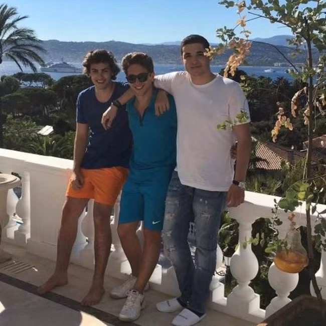 Sarkisov Jr. đứng trên biệt thự ở Antibes (Pháp), trông xuống “Vịnh tỷ phú”.