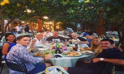 Yusuf cùng bạn bè ăn uống tại một trong những nhà hàng hàng đầu ở Italy.