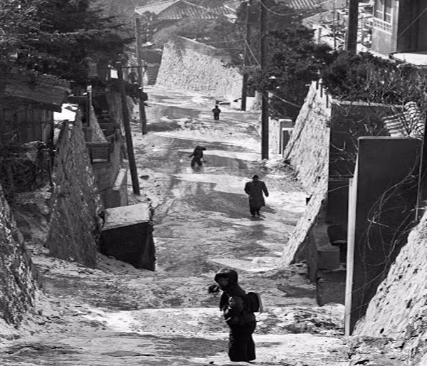 Một con đường vắng vẻ ở Seoul trong bức ảnh được chụp sau khi cuộc Chiến tranh Triều Tiên kết thúc. Ảnh: Vintag