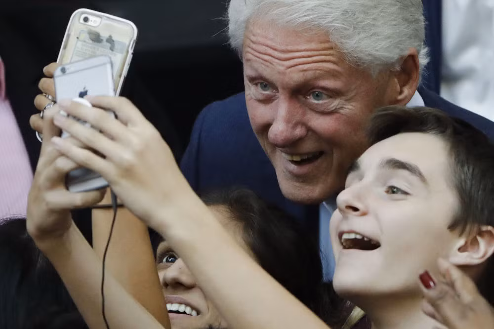 Những người ủng hộ đua nhau selfie với cựu Tổng thống Mỹ Bill Clinton tại Blue Bell ngày 18/10/2016.