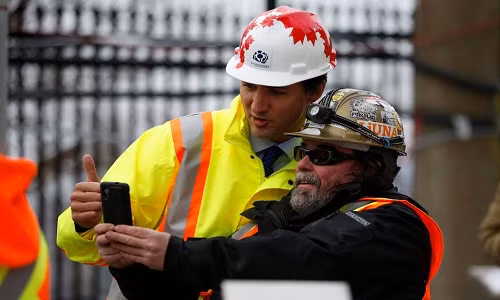 Thủ tướng Canada Justin Trudeau (trái) selfie cùng một công nhân ở Ottawa, Ontario, ngày 1/2/2017.