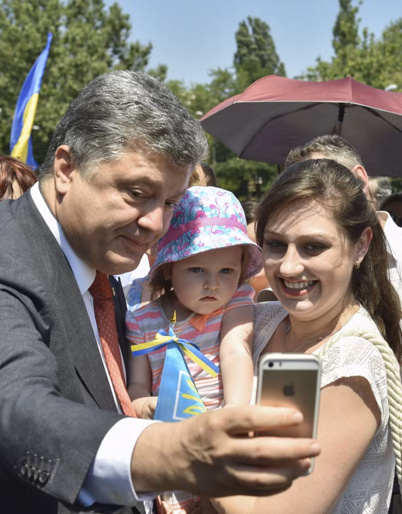Tổng thống Ukraine Petro Poroshenko “selfie” cùng người dân địa phương trong chuyến thăm ở Odessa, Ukraine, ngày 8/7/2015.